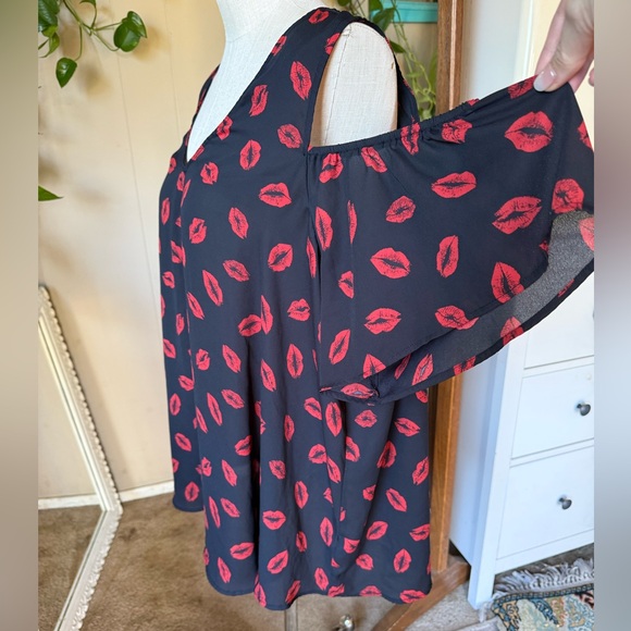 Torrid Plus Size 3X Black & Red Lips Georgette Cold Shoulder Blouse - Picture 4 of 12